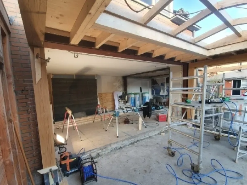 Binnenkant van een aanbouw tijdens de bouw