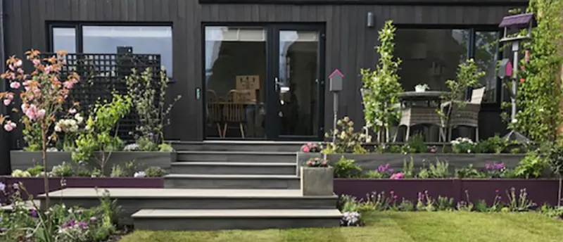 Aanbouw met tuintrap en borders