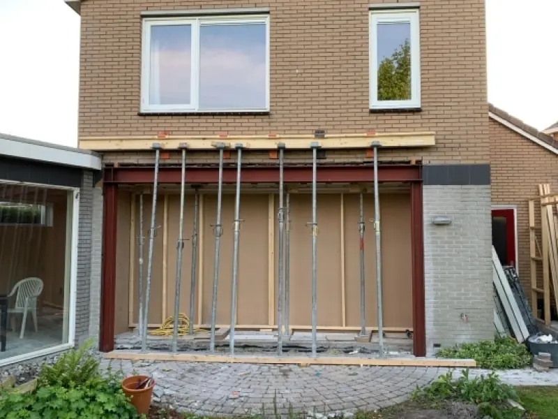 Achtergevel tijdens de verbouwing, ondersteund met stempels