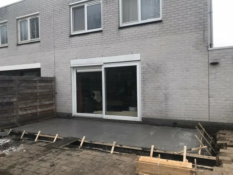 Gestorte vloer voor een nieuwe aanbouw achter een rijtjeswoning